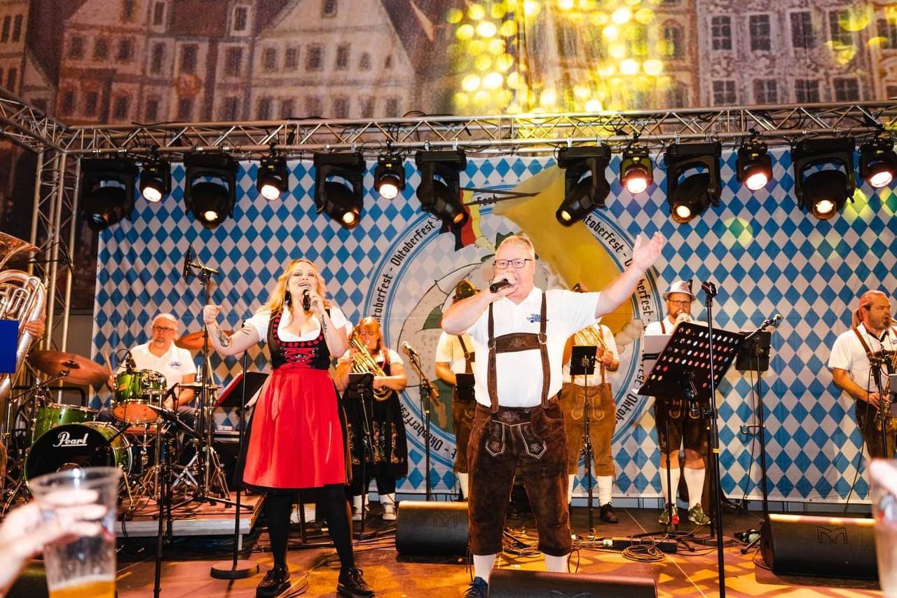 Dag Solheim og sangerinne fremfører på Oktoberfest Oslo